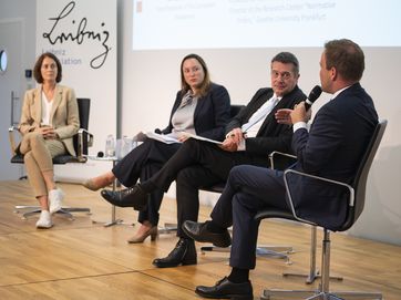 Dr. Katharina Barley, Rebecca C. Schmidt, Prof. Dr. Rainer Forst, MdEP Prof. Sr. Sven Simon ©HESSISCHE LANDESVERTRETUNG IN BRÜSSEL/ZACARIAS GARCIA
